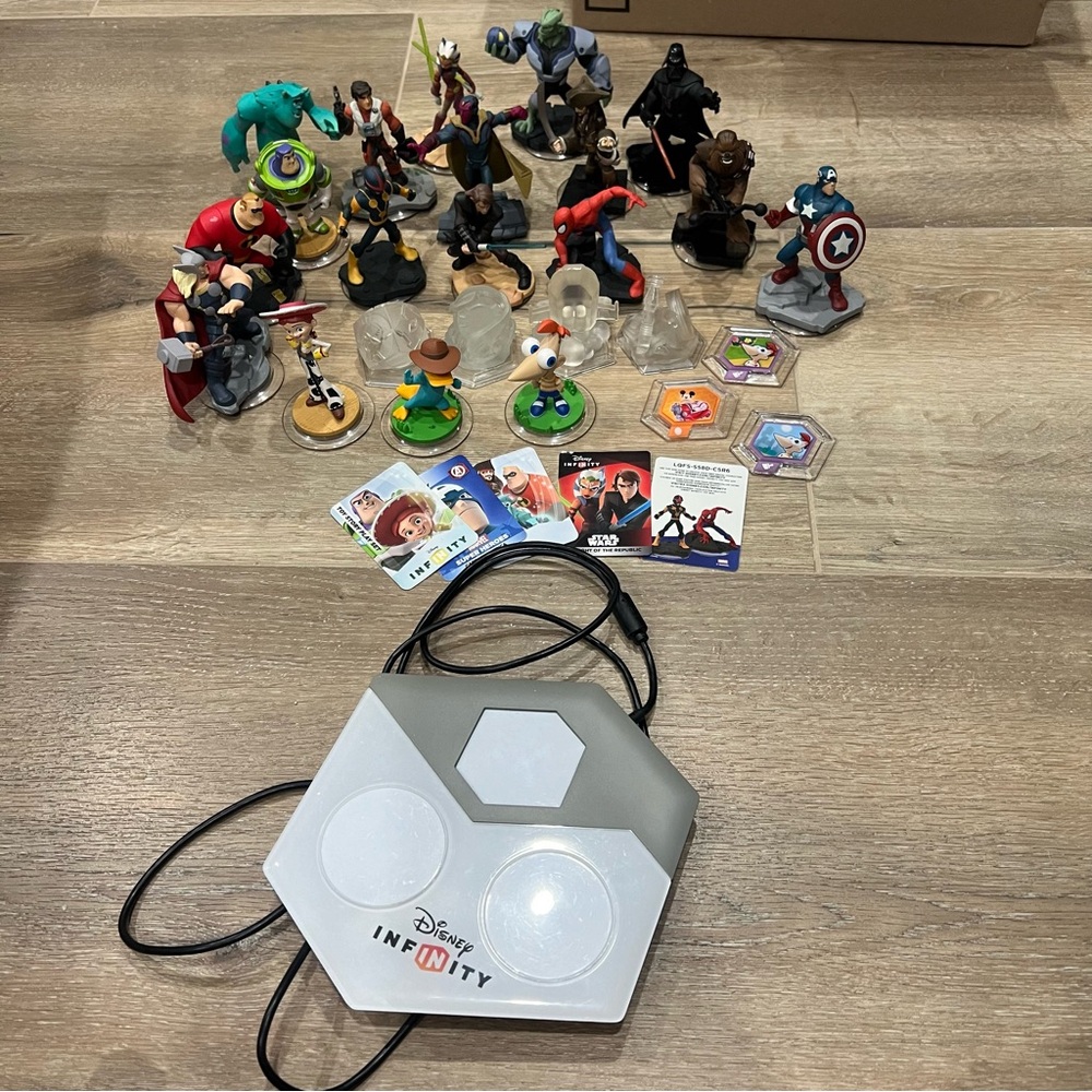 Lot of 31 pieces for Disney’s Infinity game (including the base) for WiiU